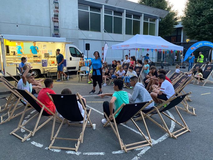 Mikado Plage ce sont aussi des soirées jeu, des séances plein air, auxquelles chacun peut participer. C'est gratuit et c'est tout l'été à Annecy.